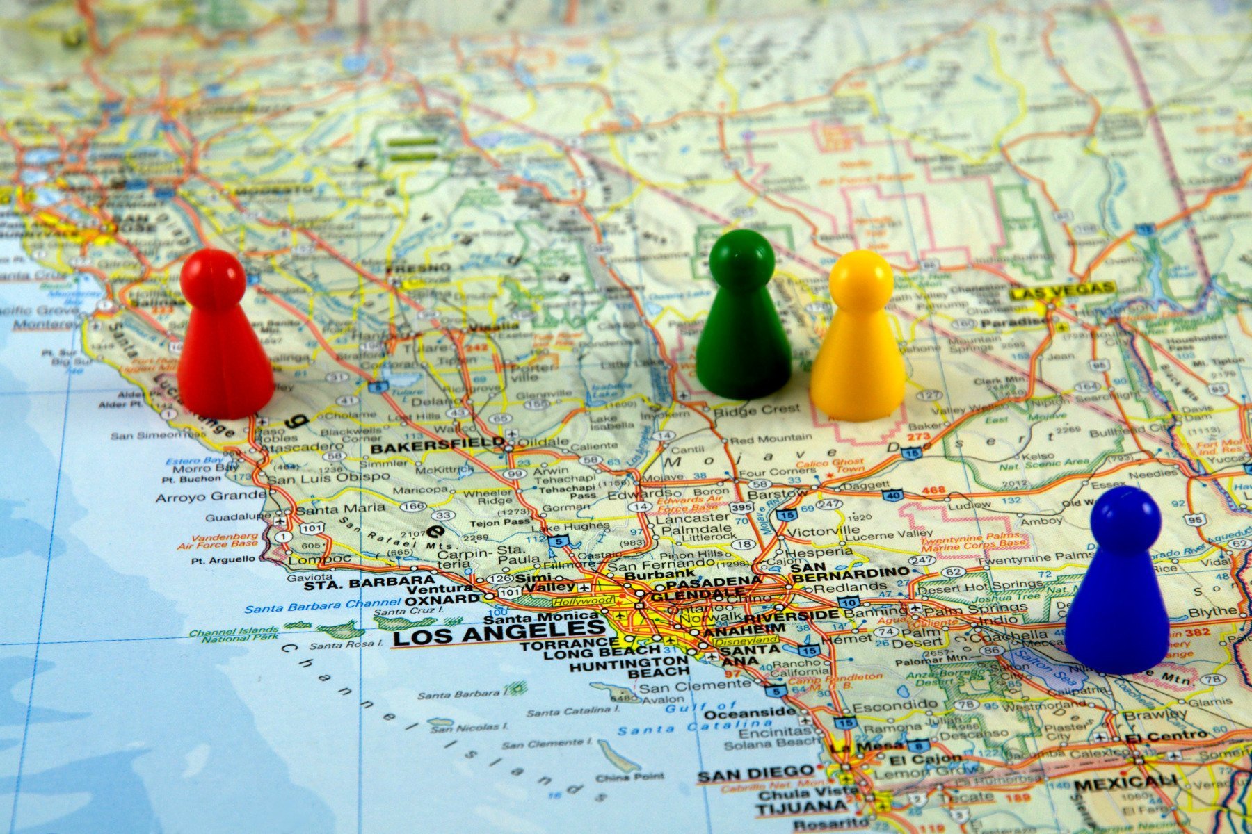 Curtea Supremă a Statelor Unite își confirmă influența asupra procesului electoral din California, decizând miercuri că statul poate implementa o nouă hartă electorală, chiar dacă această mutare are în centrul său intenția clară de a favoriza democrații în perspectiva alegerilor de la jumătatea mandatului din 2026
