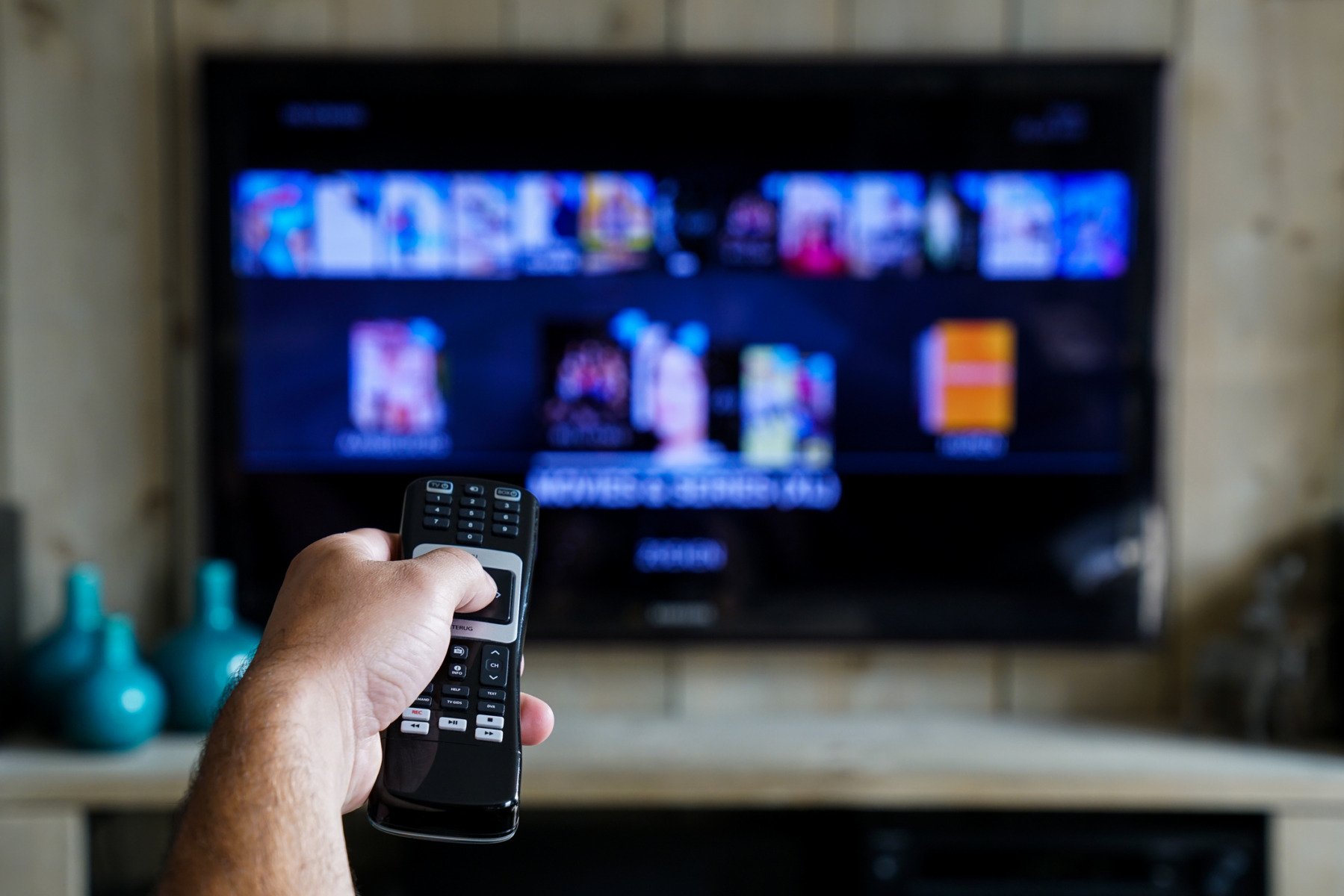 Consiliul Naţional al Audiovizualului (CNA) a stabilit, marți, lista televiziunilor care vor deveni obligatorii pentru distribuitorii de servicii de televiziune în anul 2026, în cadrul unui proces de actualizare anuală menită să asigure diversitatea și accesul publicului la conținut relevant