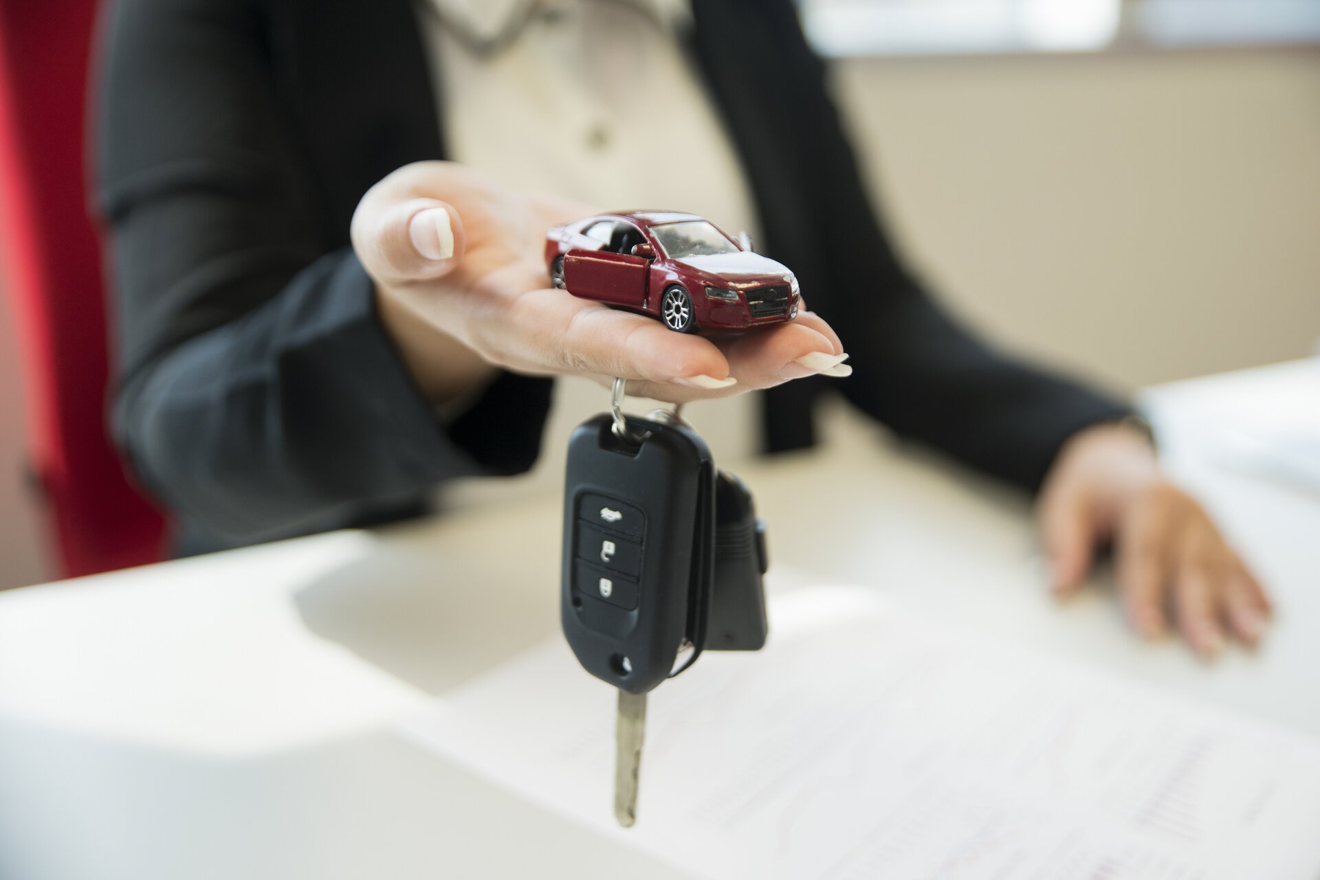 Criza înmatriculărilor auto din ianuarie 2026 afectează profund piața locală, marcând o scădere abruptă a numărului de autoturisme noi înscrise, atât în rândul persoanelor fizice, cât și al companiilor