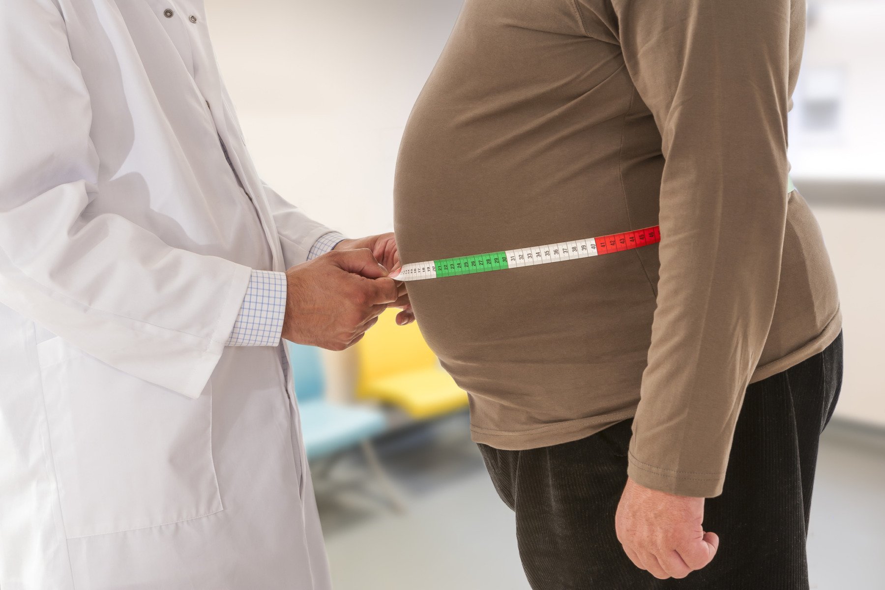 Obezitatea, o problemă de sănătate publică în plină creștere, devine tot mai periculoasă, nu doar prin riscul său de a conduce la afecțiuni cronice, ci și prin influența sa asupra mortalității cauzate de boli infecțioase