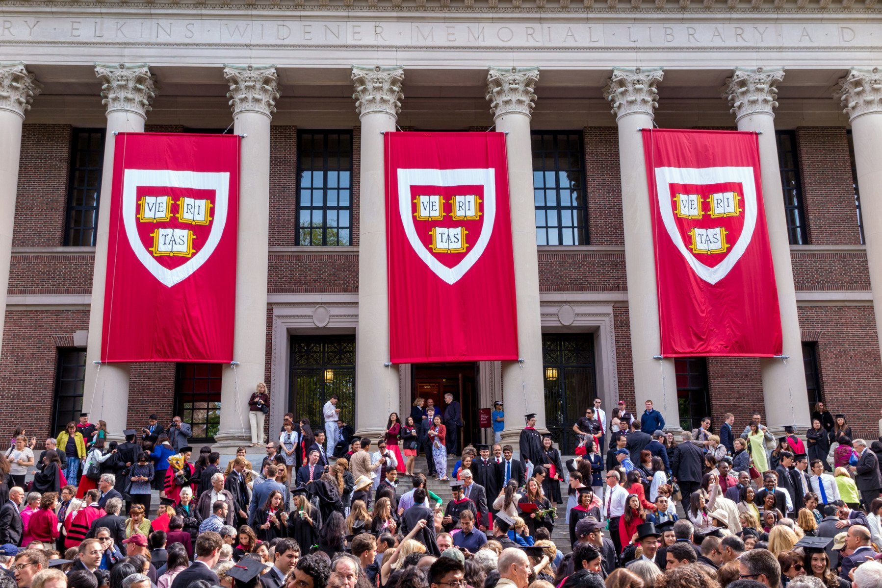 Președintele Donald Trump a făcut vineri un anunț care a pus din nou în centrul atenției conflictele din interiorul politicii americane, dezvăluind suma pe care o cere pentru a susține universitatea Harvard, într-un context marcat de acuzații de antisemitism și părtinire