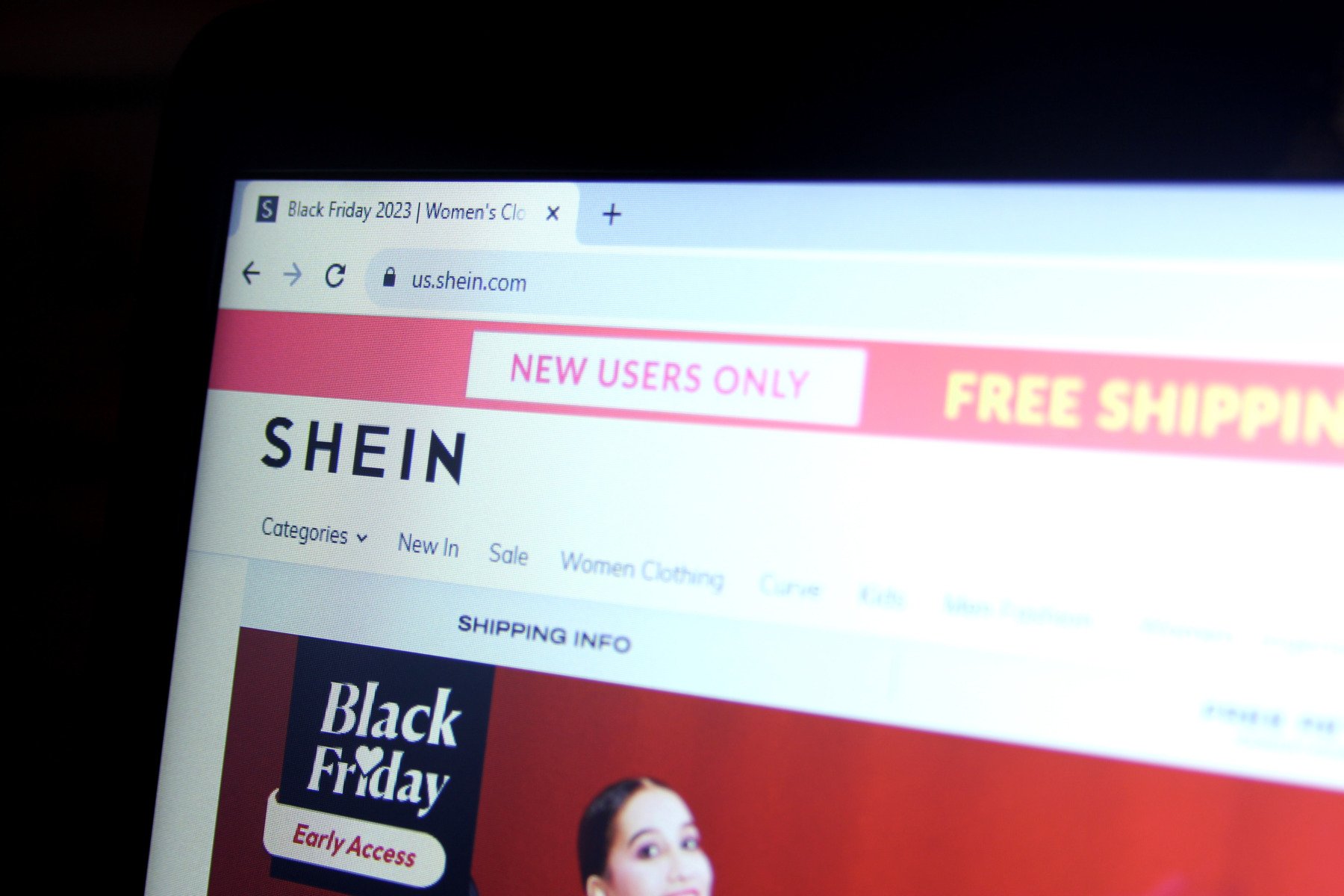 Comisia Europeană a lansat marți o investigație oficială împotriva gigantului chinez Shein, una dintre cele mai populare platforme de shopping online, vizând combaterea presupuselor practici comerciale dăunătoare și a impactului asupra consumatorilor europeni