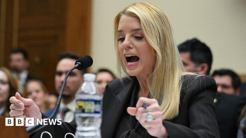 Accountability în Era Epstein: Ce Măsuri Se Conturează în Congres Melanie Stansbury, reprezentantă democrată din New Mexico și membră a Comitetului de Supraveghere din Camera Reprezentanților, a subliniat importanța aducerii la răspundere a oficialilor implicati în scandalul Epstein