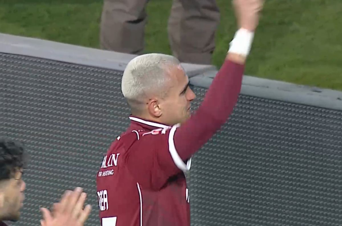 Cristian Manea, susținut de colegi și suporteri în momente grele după meciul Hermannstadt – Rapid Echipa Rapid a învins Hermanstadt cu 3-0, dar cele mai emoționante momente s-au consumat după finalul meciului, când fundașul Cristian Manea a fost în centrul atenției