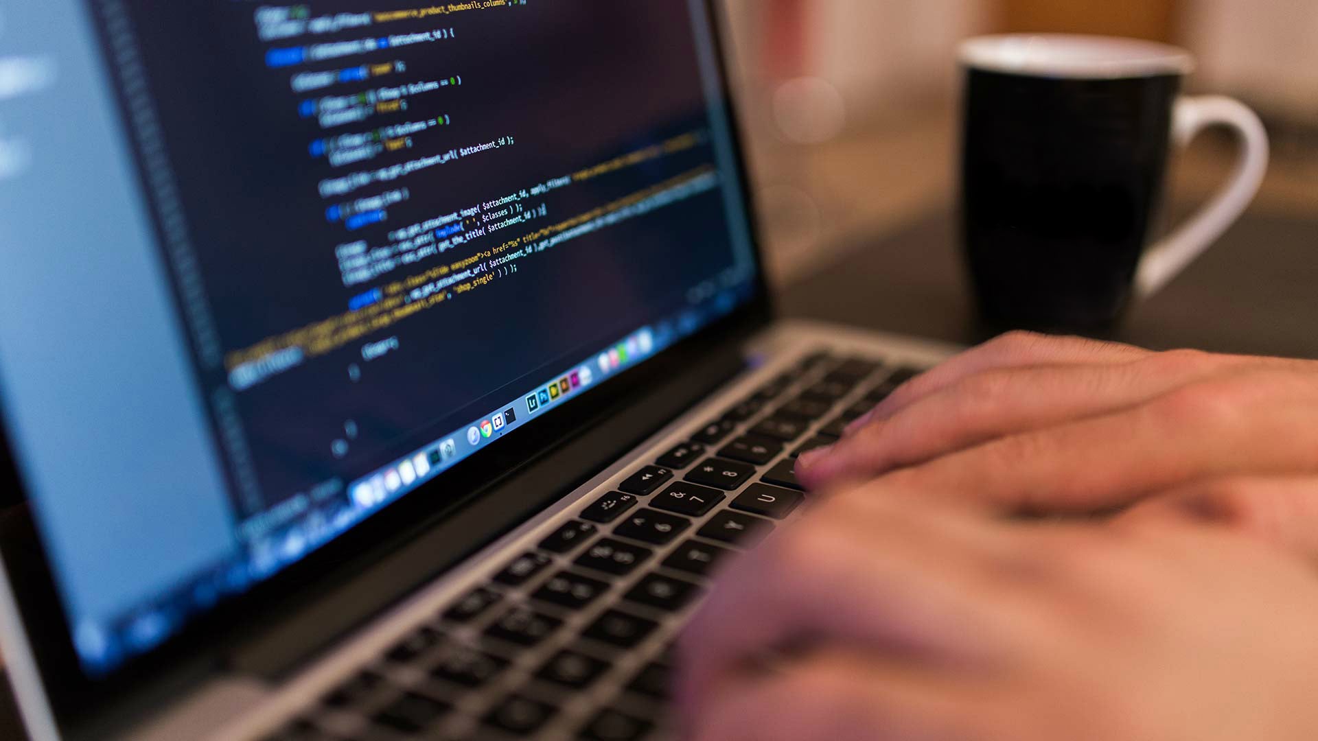 Inteligența artificială devine acum un instrument esențial în domeniul dezvoltării software, transformând radical modul în care sunt construite și realizate proiectele tehnologice