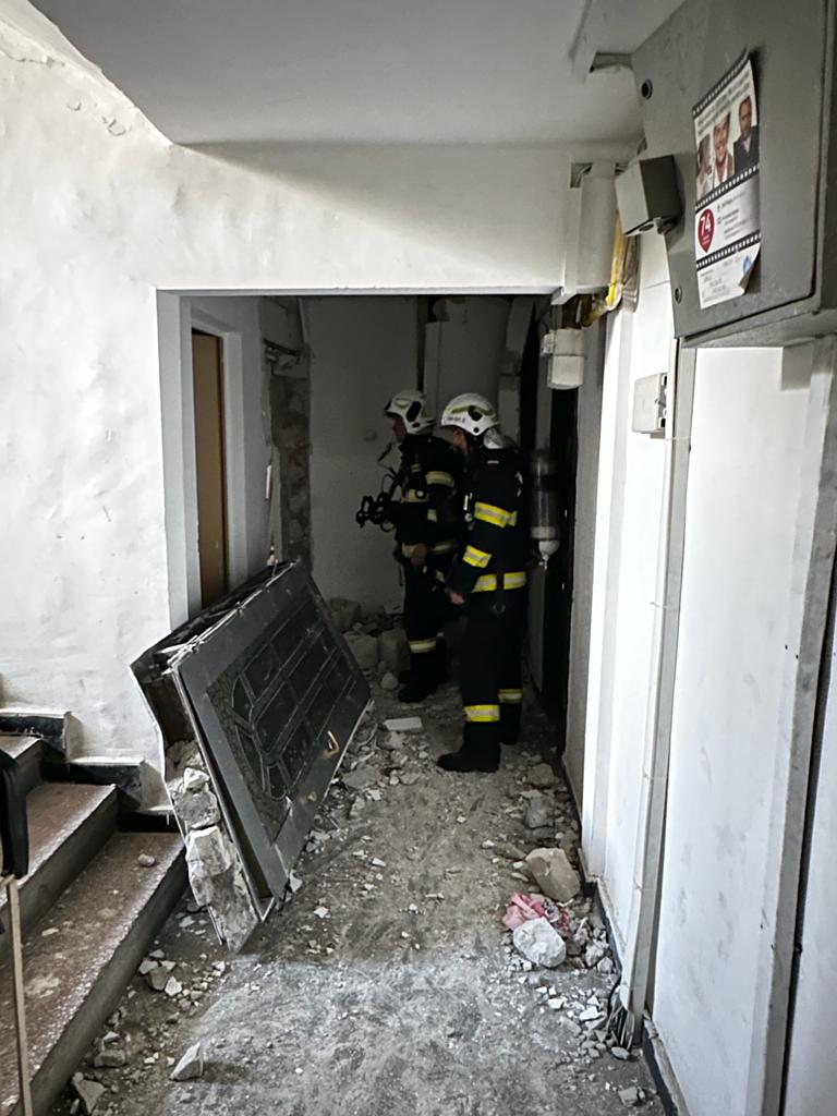 O explozie survenită într-un bloc din Titu a traumatizat comunitatea locală vineri, mai ales pentru tinerii și vârstnicii care s-au trezit brusc într-o situație de urgență