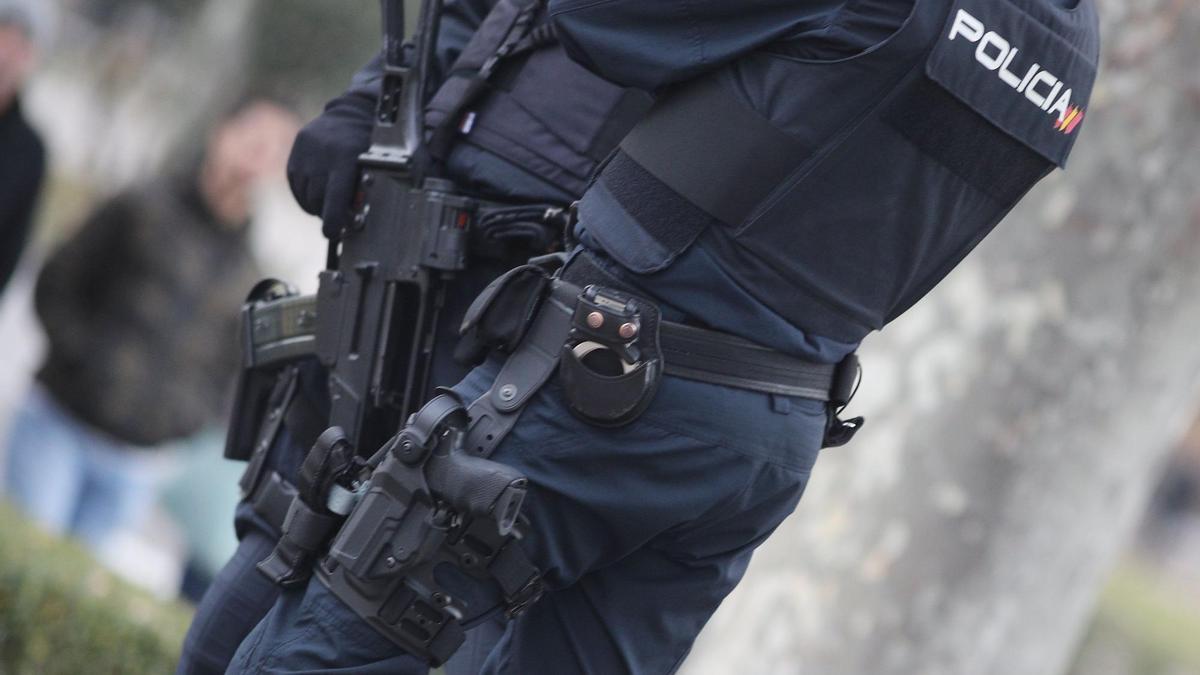 Capturarea unui Fugit Internațional în Madrid La 5 februarie, poliția națională din Suedia a alertat autoritățile spaniole că un fugit acuzat de omor, leziuni grave, trafic de droguri și apartenența la o organizație criminală a reușit să evadeze și să ajungă în Spania, mai exact la Alicante