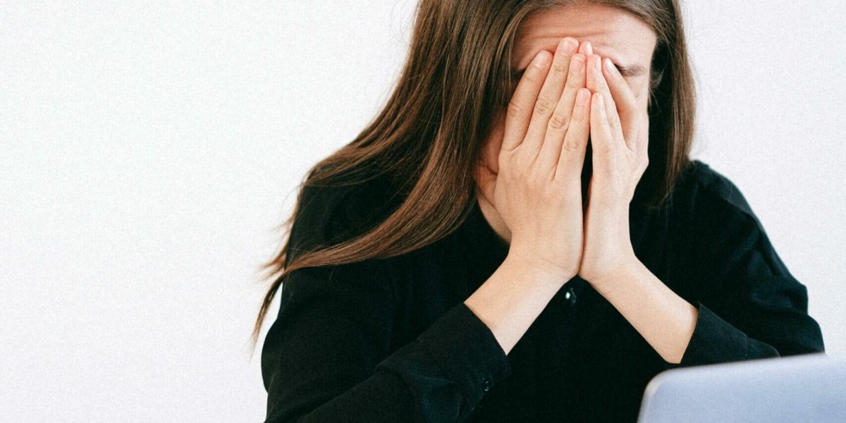 femeie-birou-tanara-suparare-durere-scaled-e1765438857381.jpg - JurnalUrban