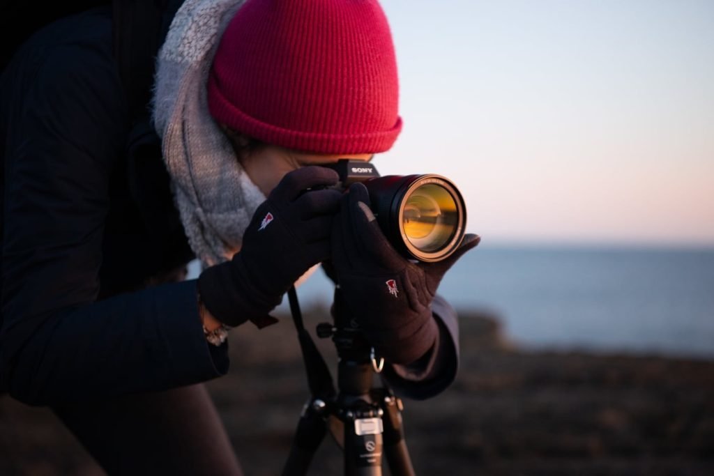 Focalizarea precisă în fotografie nu depinde doar de aparatul scump sau de noroc, ci de modul în care gestionezi trio-ul esențial: alegerea modului de autofocus, stabilirea ariei AF și verificarea focalizării efective