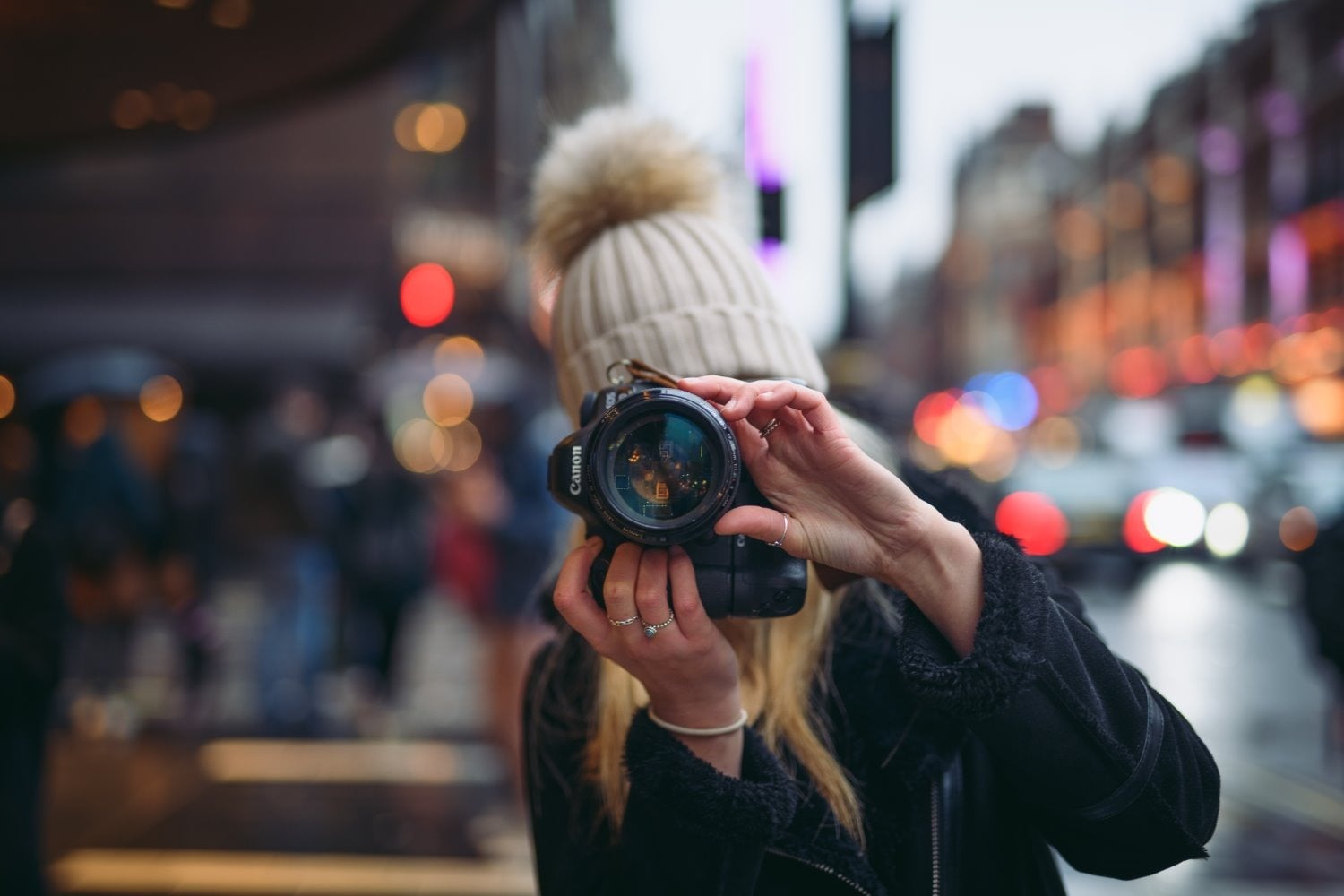 Tremurul de imagine reprezintă unul dintre cele mai frustrante obstacole pentru fotografii amatori și profesioniști deopotrivă