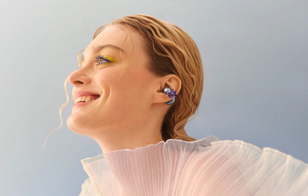 HUAWEI lansează o campanie de Valentine’s Day cu pachete speciale pentru pasionații de tehnologie și stil Pentru cei care vor să iasă din tiparele cadourilor obișnuite de Valentine’s Day sau se află în căutarea unei surprize de efect, brandul HUAWEI vine cu o propunere inovatoare: noile căști wireless FreeClip 2, integrate într-o campanie promoțională cu caracter festiv