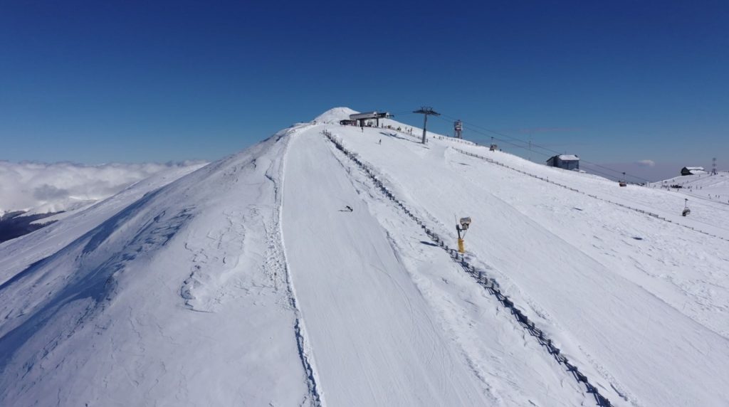 Turiști pe pârtia din Sinaia; parcarea de la gondolă, plină