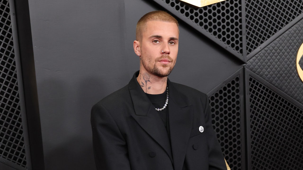 Justin Bieber atrage atenția la Premiile Grammy 2026 Justin Bieber a stârnit vâlvă la cea de-a 68-a ediție a Premiilor Grammy, desfășurată duminică seară la Crypto.com Arena din Los Angeles, printr-o apariție îndrăzneață