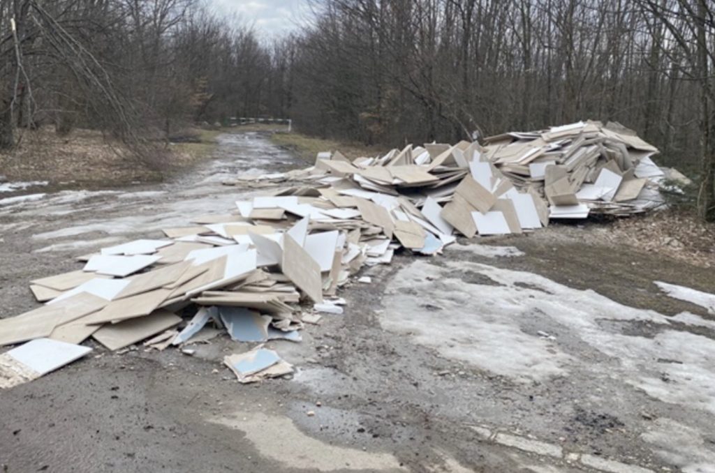 Gunoaie ilegale descoperite în Parcul Național Cheile Nerei – Beușnița, un nou semnal de alarmă pentru protecția naturii În interiorul Parcului Național Cheile Nerei–Beușnița, unul dintre cele mai apreciate și vizitate sejururi naturale din România, o zonă încărcată cu importante valori ecologice a fost supusă unei acțiuni ilegale de abandonare a deșeurilor de materiale de construcții