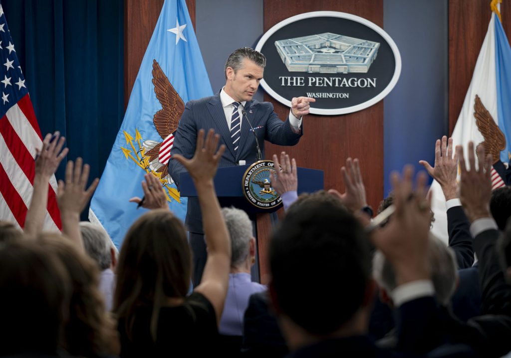 Tensiuni între Pentagon și compania de inteligență artificială Anthropic: termen-limită pentru accesul la AI în scopuri militare Administrația Biden a impus o dată clară companiei americane Anthropic, specializată în dezvoltarea tehnologiei de inteligență artificială, în contextul creșterii preocupărilor legate de utilizarea AI în domeniul militar
