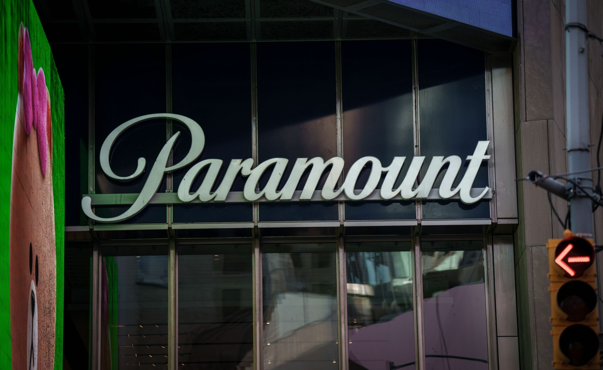 Paramount își intensifică oferta pentru preluarea Warner Bros. Discovery
