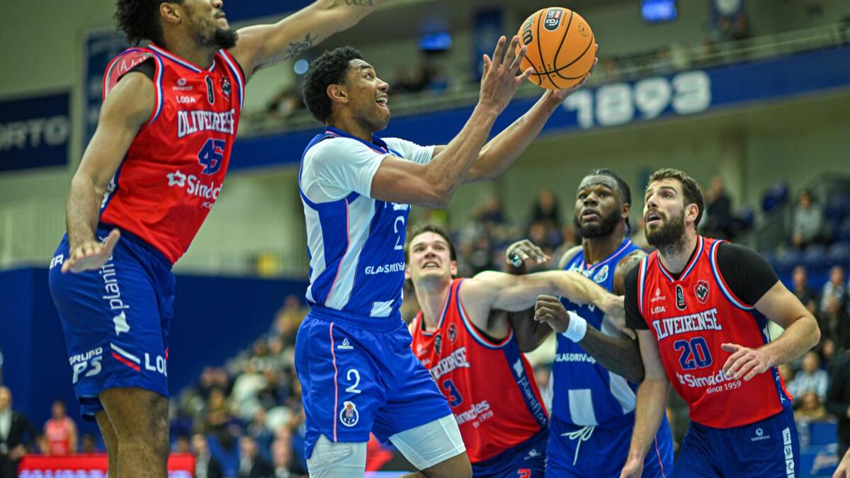 Derby-ul dintre Benfica și Sporting, un meci electrizant Întâlnirea din acest weekend dintre Benfica și Sporting a culminat cu o victorie strânsă pentru echipa oponentă, Sporting, scor 86-78