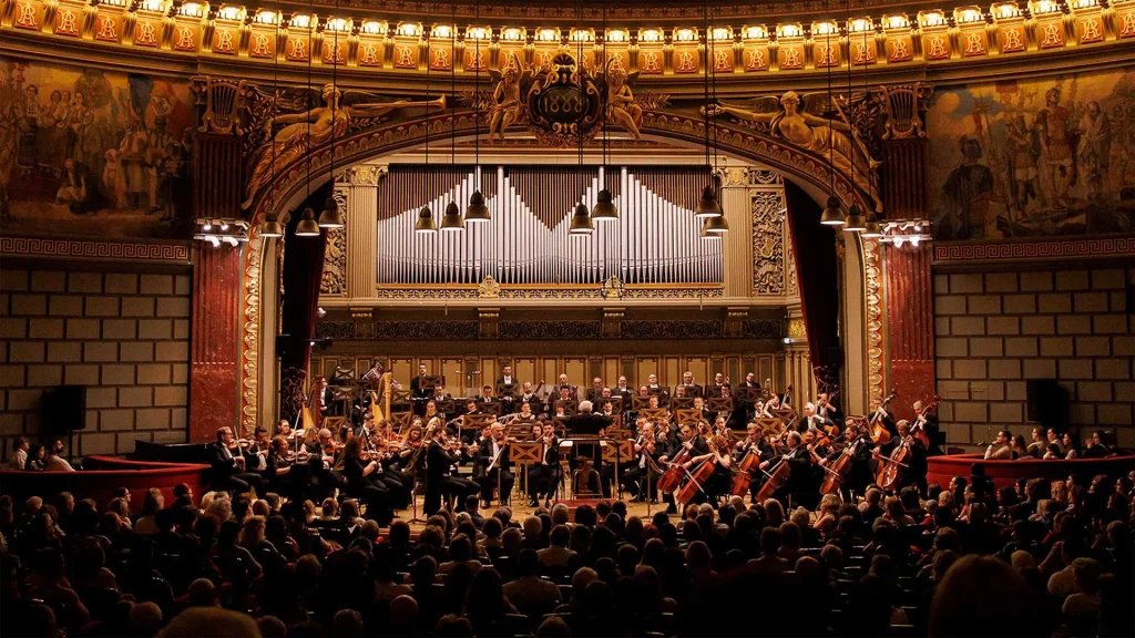 Filarmonica George Enescu devine recent scena unui eveniment excepțional, cu două concerte sold-out ce au adus pe scenă doi artiști de prestigiu internațional: pianista Zee Zee și dirijorul Duncan Ward