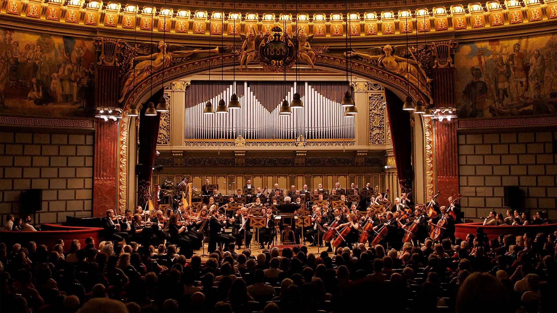 Filarmonica George Enescu devine recent scena unui eveniment excepțional, cu două concerte sold-out ce au adus pe scenă doi artiști de prestigiu internațional: pianista Zee Zee și dirijorul Duncan Ward