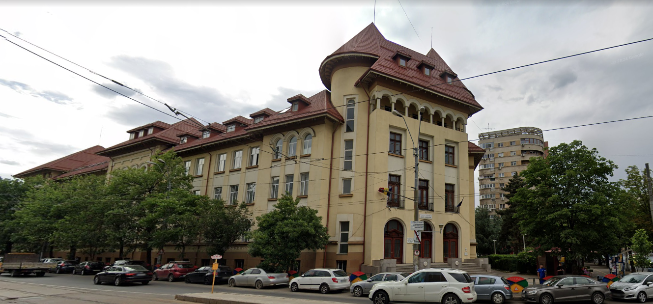 Elevii Colegiului Național „Iulia Hașdeu” au fost evacuați în cursul zilei de luni, 9 februarie, după o alertă falsă de incendiu care s-a dovedit a fi, de fapt, un incident tehnic