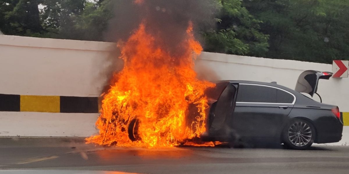 incendiu-masina.jpg - JurnalUrban