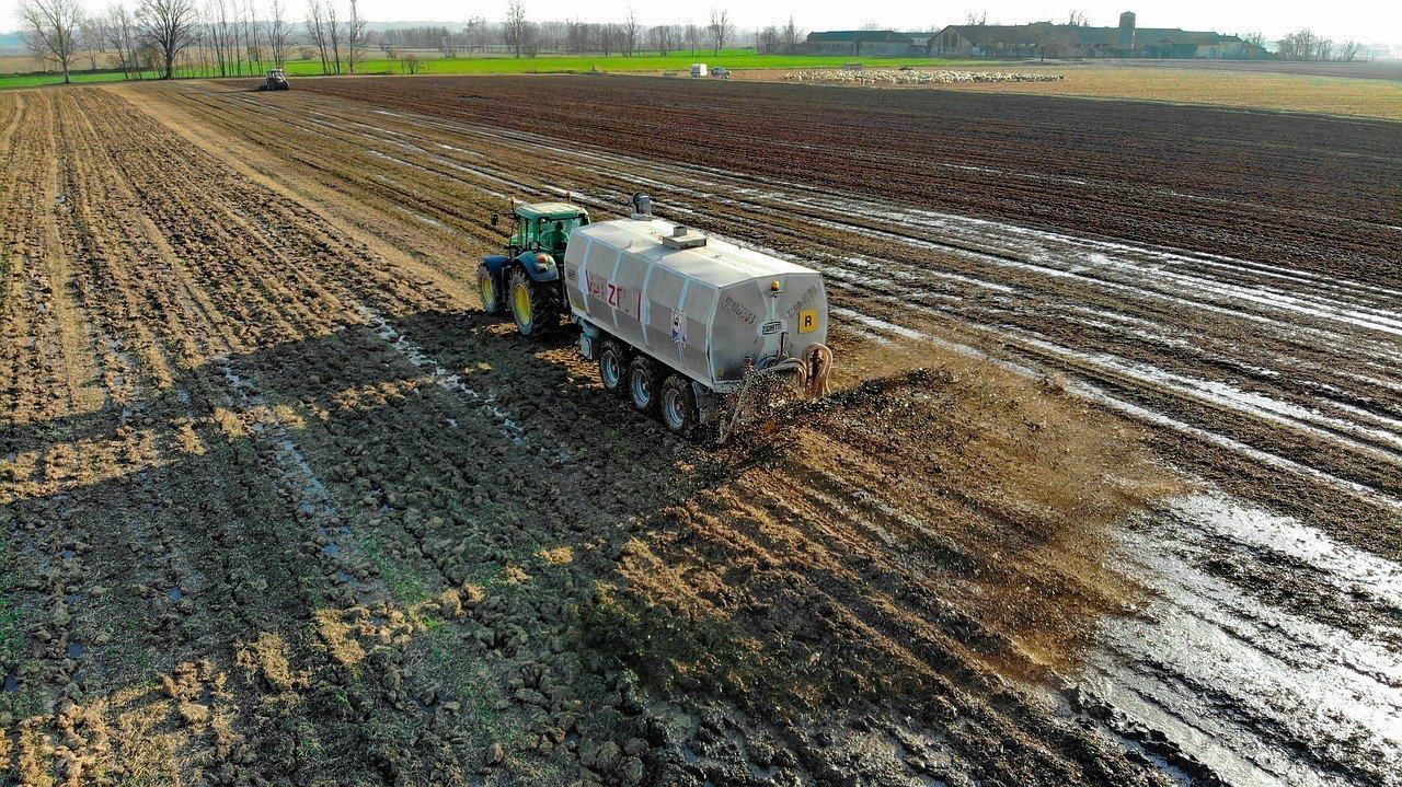 O afacere controversată din Buzău a intrat sub lupa autorităților, după ce s-au descoperit indicii solide legate de utilizarea de îngrășăminte interzise în agricultură, în mod ilegal, pe suprafețe extinse de teren