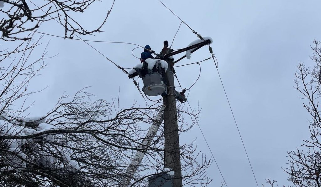 De peste 200.000 de case deconectate de la rețeaua electrică în condițiile unei crize energetice majore: Administrația a recepționat un răspuns prompt Situație critică pe piața energiei din România, unde în ultimele zile s-au înregistrat aproape 200.000 de deconectări ale gospodăriilor de la rețeaua electrică, într-un context marcat de măsuri de reducere a consumului și de probleme tehnice generate de condițiile meteo severe