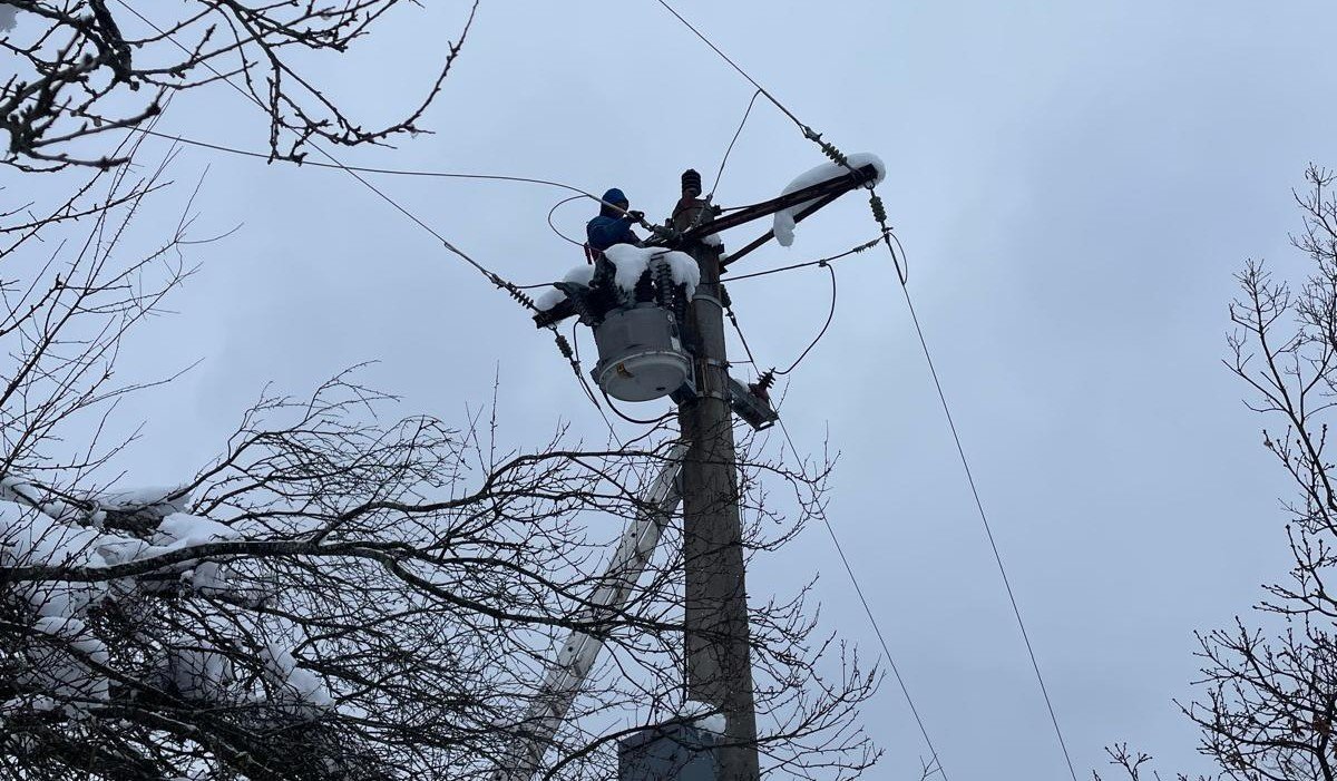 De peste 200.000 de case deconectate de la rețeaua electrică în condițiile unei crize energetice majore: Administrația a recepționat un răspuns prompt Situație critică pe piața energiei din România, unde în ultimele zile s-au înregistrat aproape 200.000 de deconectări ale gospodăriilor de la rețeaua electrică, într-un context marcat de măsuri de reducere a consumului și de probleme tehnice generate de condițiile meteo severe