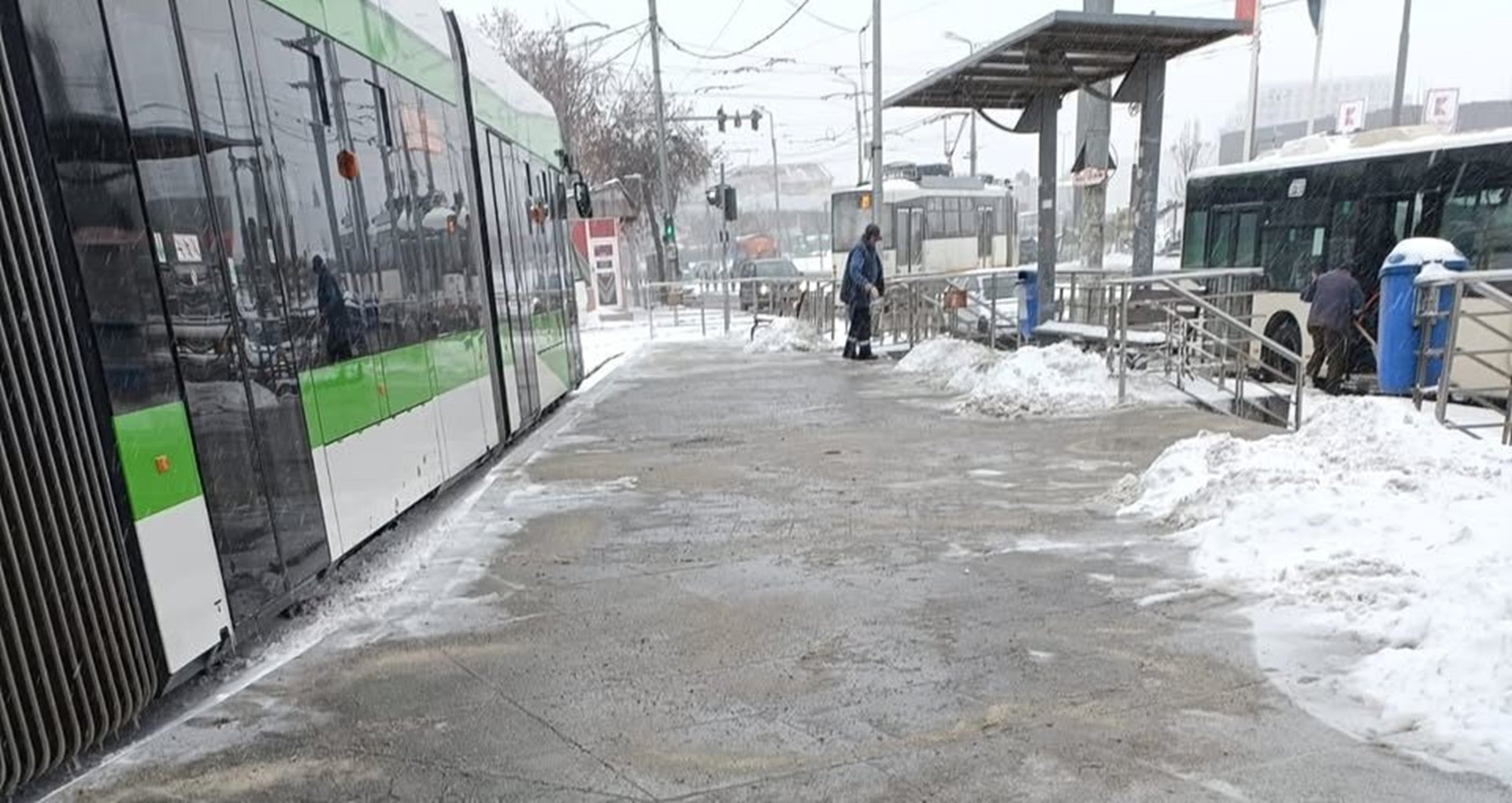 Bucureștiul se pregătește pentru viscolul de proporții: autoritățile au activat măsuri speciale pentru a asigura continuitatea serviciilor de transport Municipiul București se află în alertă maximă, după ce Administrația Națională de Meteorologie a emis cod portocaliu de ninsoare și viscol pentru perioada 17-18 februarie