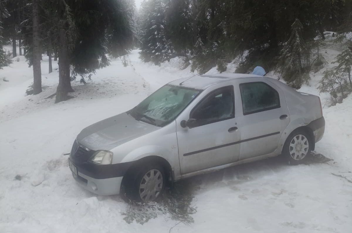 Doi tineri din Cluj-Napoca au avut parte de o experiență aproape extremă în inima Munților Apuseni, atunci când au rămas împotmoliți cu mașina pe un drum de munte, în condiții de iarnă aspră