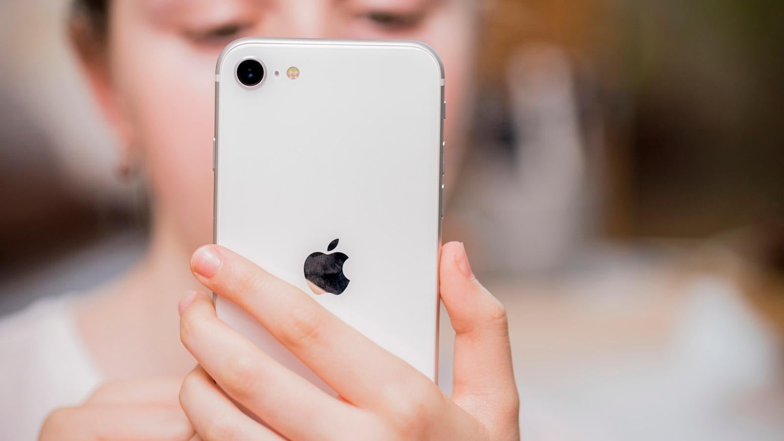 Controlul digital al copiilor: Pași esențiali pentru o experiență sigură și echilibrată pe iPhone Asta nu înseamnă doar blocarea accesului sau restricțiile stricte, ci mai degrabă crearea unui cadru organizat în care copilul să beneficieze de libertate controlată, în condiții de siguranță