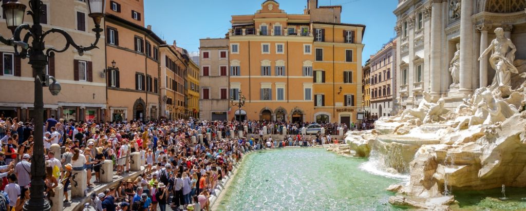 Acces la Fontana di Trevi devine contracost în încercarea de a gestiona afluxul turistic De duminică, turiștii care doresc să se apropie de iconicul monument Fontana di Trevi din Roma trebuie să plătească o taxă de intrare de 2 euro