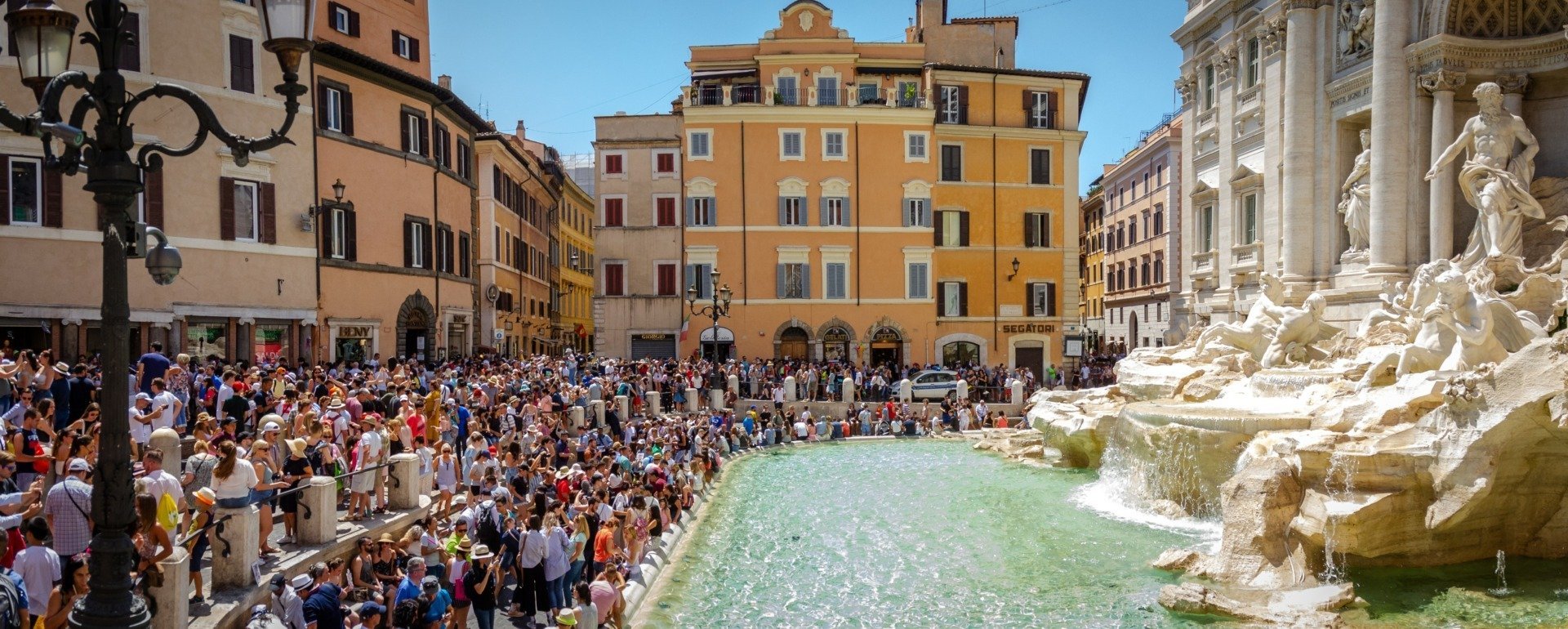 Acces la Fontana di Trevi devine contracost în încercarea de a gestiona afluxul turistic De duminică, turiștii care doresc să se apropie de iconicul monument Fontana di Trevi din Roma trebuie să plătească o taxă de intrare de 2 euro