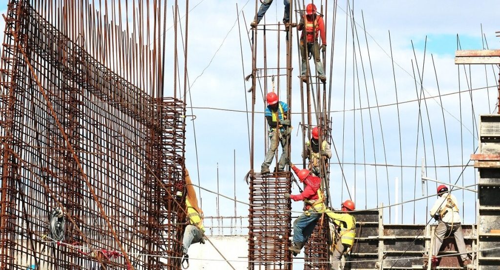 Visând la libertate și o viață mai bună: povești ale tinerilor din Bangladesh care încearcă să-i scape de conservatorism Bangladesh, o țară cunoscută pentru valorile tradiționale rigide și pentru conservatorismul religios care dominează societatea, devine adesea scena unor drame personale ale tinerilor care doresc să-și croiască un alt drum