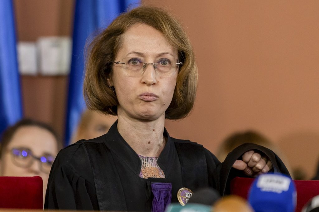Conturarea unor reforme în justiție: reducerea puterilor pentru șefii de instanțe și schimbări în alegerea membrilor colegiilor de conducere Recent, dezbaterea despre reformele din sistemul judiciar devine tot mai acută, în contextul eforturilor guvernamentale de a redefini rolul și autonomia magistratului, precum și de a crește transparența și responsabilitatea în managementul justiției