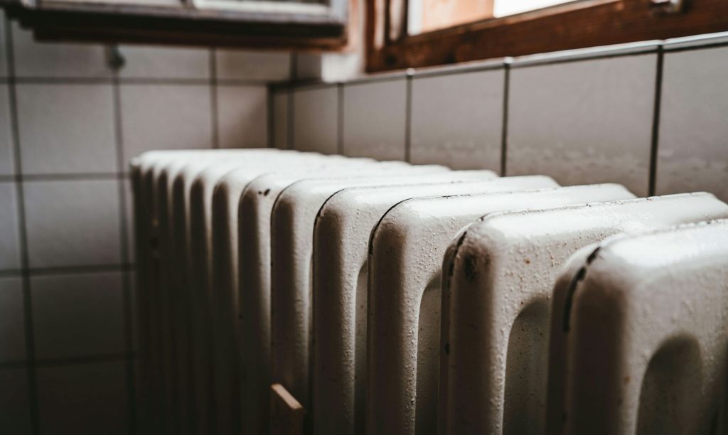 Compania Termoenergetica explică modul de calcul al facturilor, dar controversa persistă privind plata pentru apă caldă rece Tensiunile legate de modul în care se stabilesc facturile pentru energie termică în București continuă să atragă atenția publicului și a autorităților locale