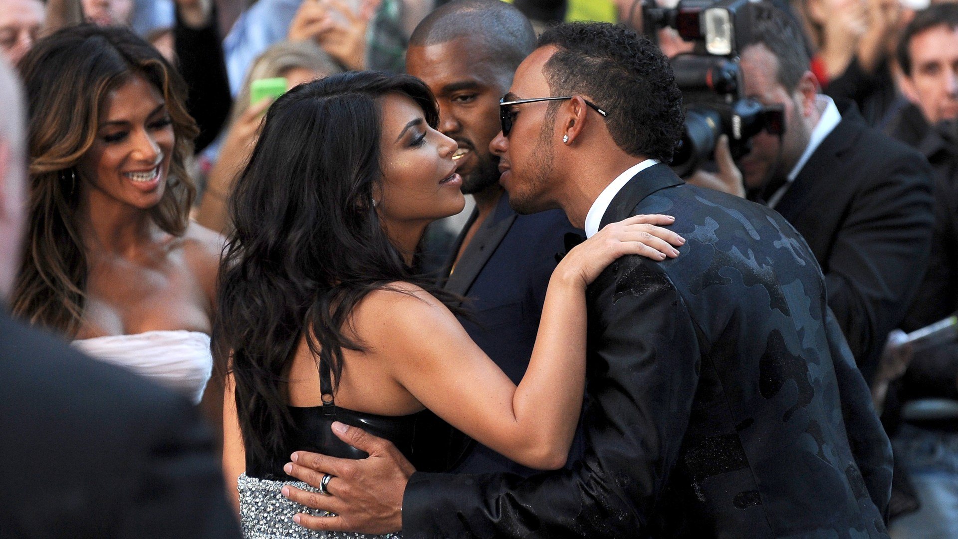 Lewis Hamilton și Kim Kardashian, o poveste de dragoste surprinzătoare Lewis Hamilton, septuplu campion mondial la Formula 1, și Kim Kardashian, vedeta americană a reality show-urilor, sunt acum împreună