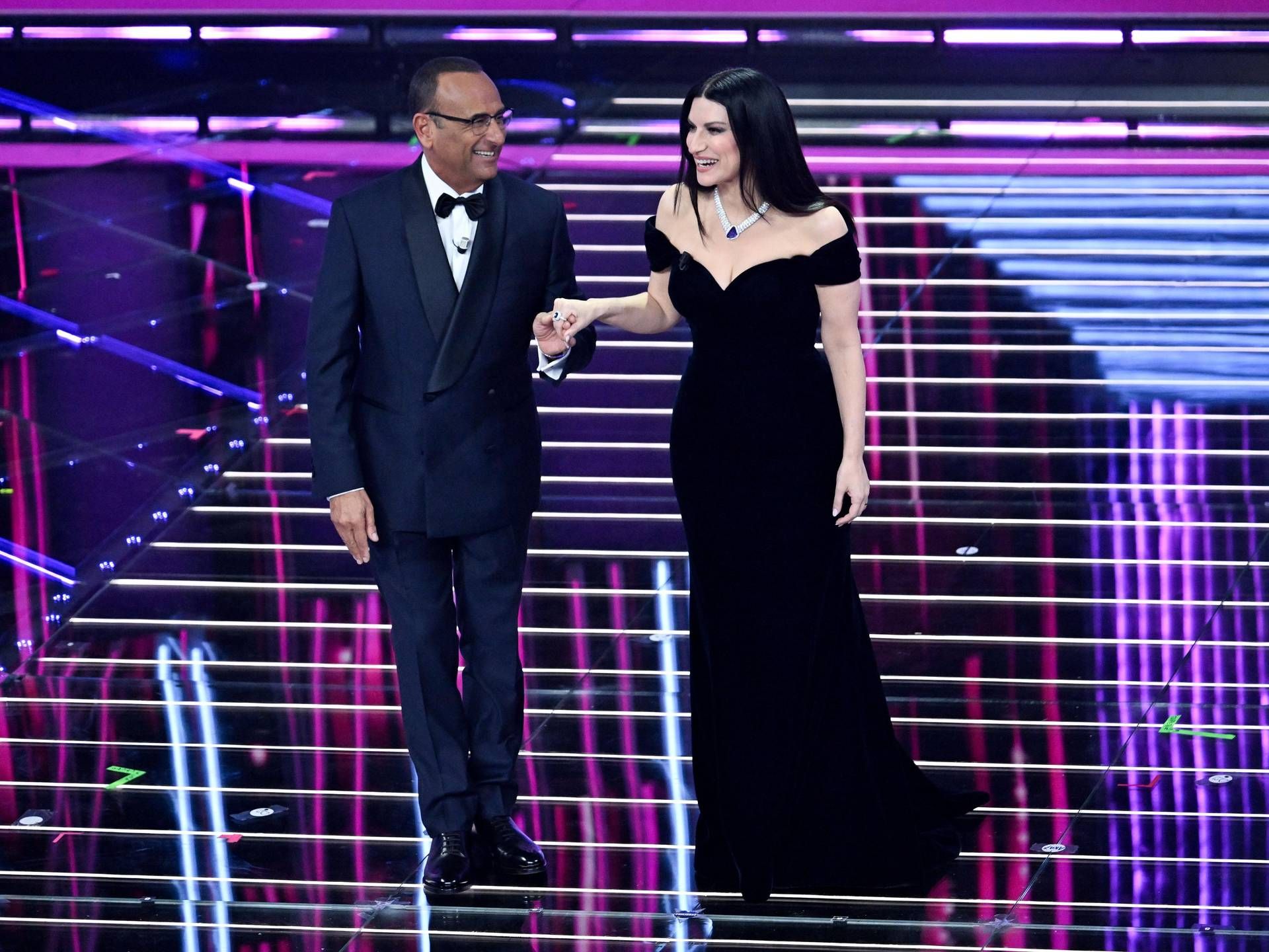 Can Yaman o provoacă pe Laura Pausini în direct la Sanremo La recentul Festival di Sanremo, Laura Pausini a devenit subiect de glume pentru Can Yaman, cunoscutul actor turc, după ce aceasta a avut câteva ezitări lingvistice în cadrul emisiunii
