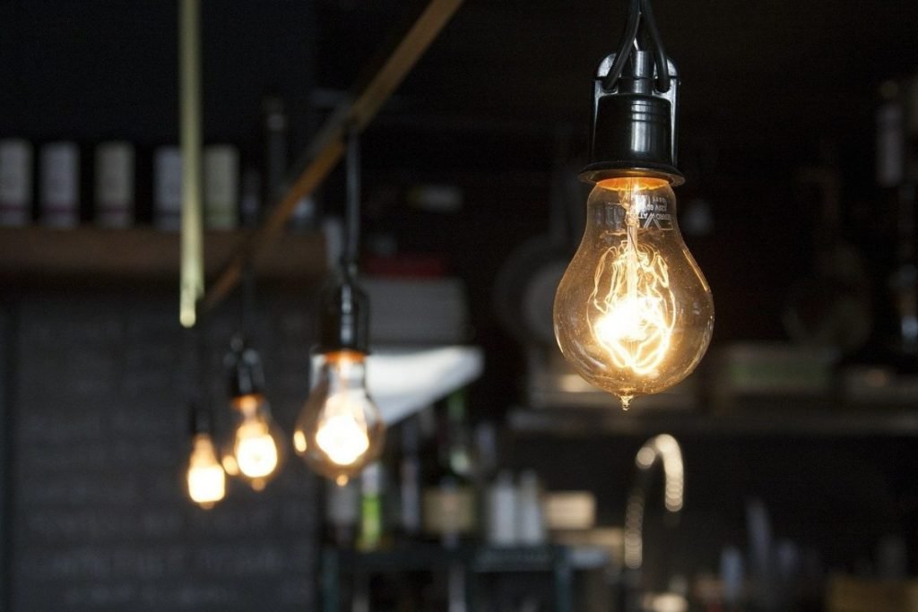 Primăria Câmpina a reușit să economisească peste 630.000 de lei anual printr-o măsură inovatoare de achiziție a energiei electrice, după ce a apelat la bursă pentru a asigura necesarul de electricitate pentru instituție