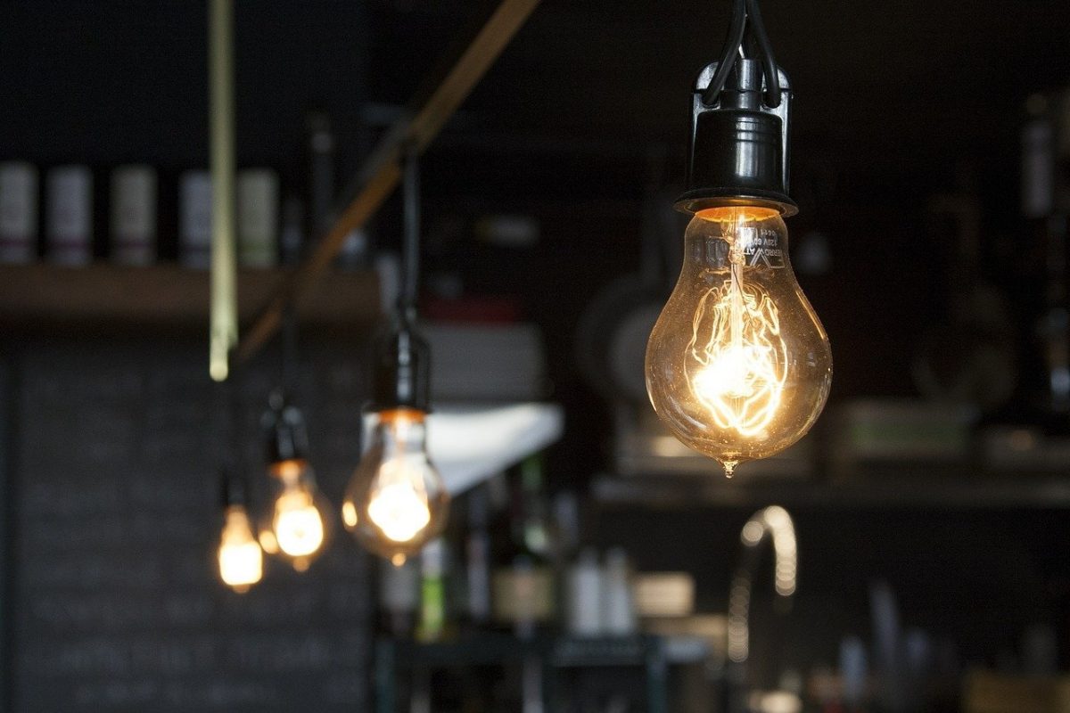 Primăria Câmpina a reușit să economisească peste 630.000 de lei anual printr-o măsură inovatoare de achiziție a energiei electrice, după ce a apelat la bursă pentru a asigura necesarul de electricitate pentru instituție