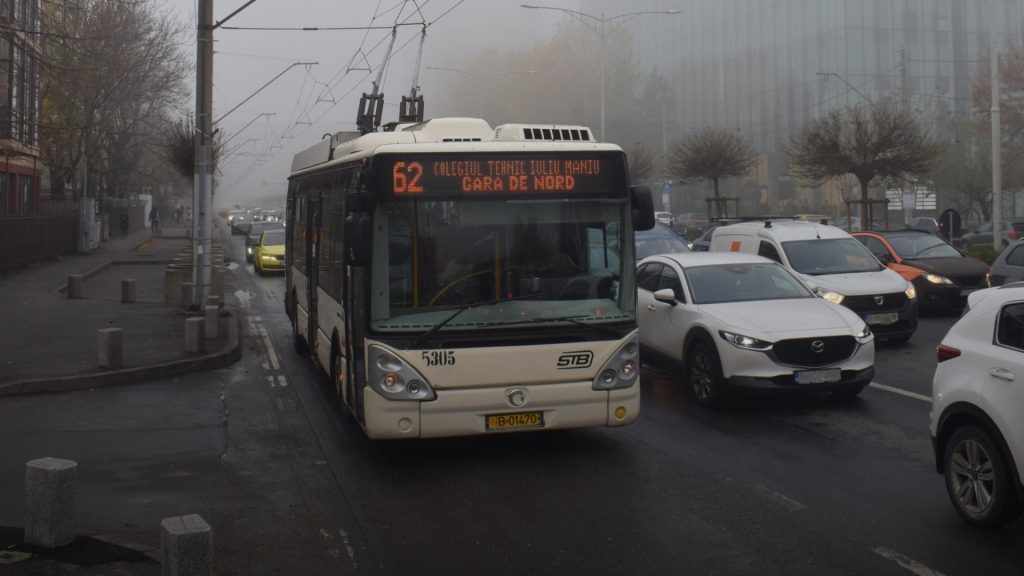 Troleibuzele liniilor 62 și 63 își reiau traseele normale după finalizarea lucrărilor pe Bulevardul Iuliu Maniu După aproape o săptămână de restricții impuse din cauza unor intervenții la infrastructura de utilități din zona intersecției dintre Bulevardul Iuliu Maniu și Strada Valea Cascadelor, circulația troleibuzelor cu indicativul 62 și 63 revine la normal