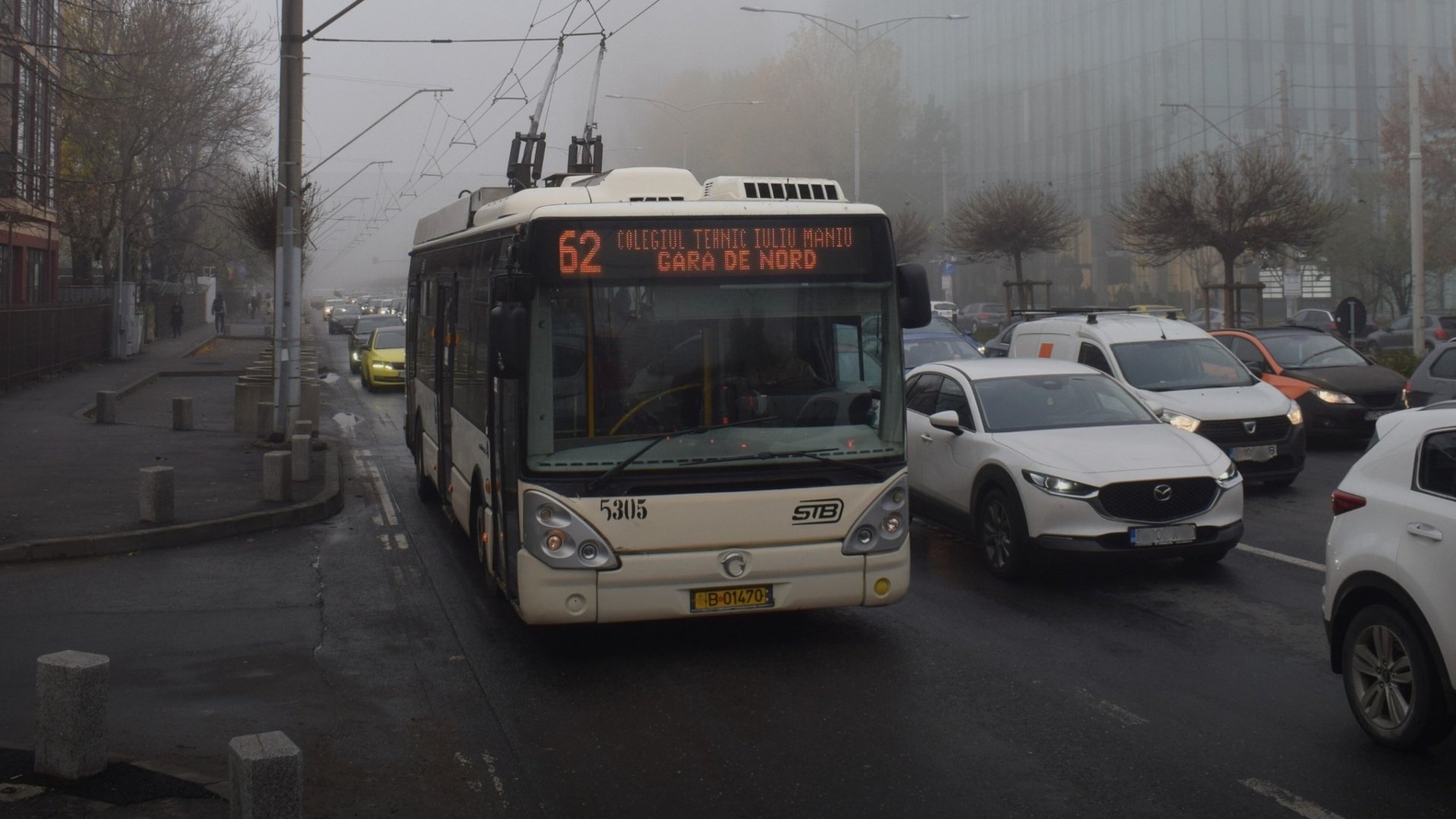 Troleibuzele liniilor 62 și 63 își reiau traseele normale după finalizarea lucrărilor pe Bulevardul Iuliu Maniu După aproape o săptămână de restricții impuse din cauza unor intervenții la infrastructura de utilități din zona intersecției dintre Bulevardul Iuliu Maniu și Strada Valea Cascadelor, circulația troleibuzelor cu indicativul 62 și 63 revine la normal
