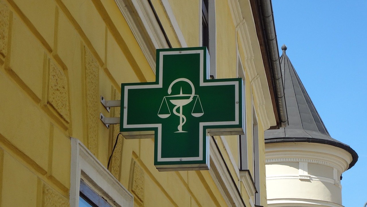 Guvernul autorizează farmaciile să elibereze și să gestioneze substanțe stupefiante doar de către farmaciști cu drept de liberă practică Noile reglementări legislative impun restricții clare privind manipularea substanțelor stupefiante și psihotrope, o măsură menită să intensifice controlul și siguranța în utilizarea acestora în farmaciile din România