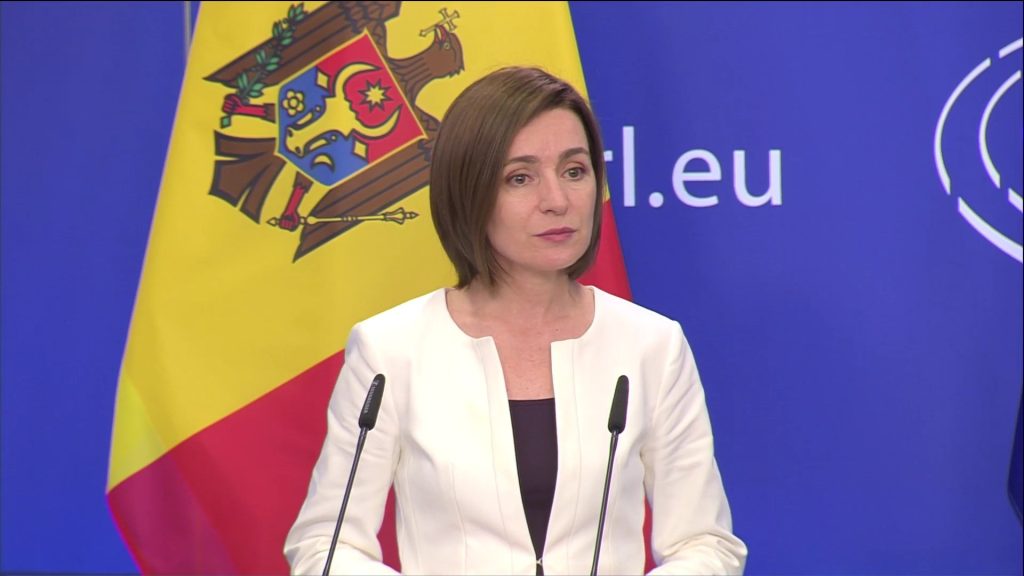 Președinta Republicii Moldova, Maia Sandu, a întreprins o măsură semnificativă în contextul tensiunilor politice și militare din regiune, semnând, în data de 25 februarie, decretul de retragere a cetățeniei moldovenești pentru nouă persoane, printre care și un oficial de rang înalt al regimului separatist de la Tiraspol