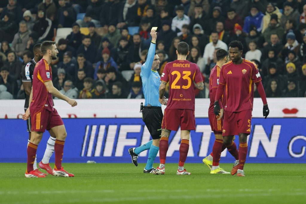 Polemica arbitrală în Udinese-Roma: Un meci marcat de controverse În această seară, meciul dintre Udinese și Roma, parte a etapei a 23-a din Serie A, a fost umbrit de o serie de dispute legate de deciziile arbitrale