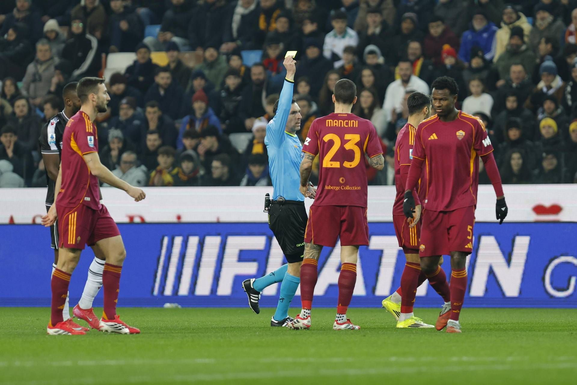 Polemica arbitrală în Udinese-Roma: Un meci marcat de controverse În această seară, meciul dintre Udinese și Roma, parte a etapei a 23-a din Serie A, a fost umbrit de o serie de dispute legate de deciziile arbitrale