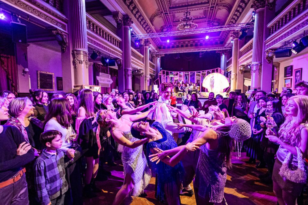 Bucureștenii pasionați de teatru și experiențe inedite vor fi încurajați să-și pregătească garderoba pentru o seară de neuitat, într-un decor de epocă, la Palatul Bragadiru, pe 13 martie 2026