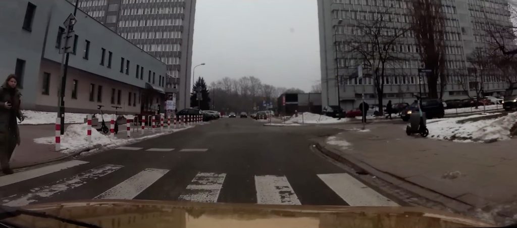Ministrul justiției al Poloniei, Waldemar Żurek, a fost prins în fapt de poliție în timp ce încălca regulile de circulație, incident care a ieșit la iveală public după ce imaginea a fost surprinsă de o cameră de supraveghere