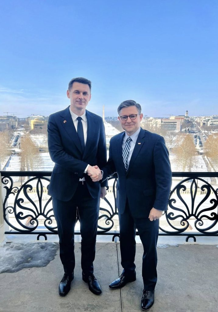 România reafirmă angajamentul față de Statele Unite în contextul geopolitic actual Președintele Senatului României, Mircea Abrudan, a avut recent o întrevedere cu Mike Johnson, președintele Camerei Reprezentanților din Statele Unite, manifestând susținerea și dorința de aprofundare a cooperării bilaterale