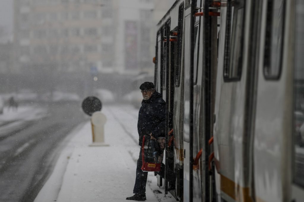Zăpada cazută abundent în București a blocat circulația rutieră și pe transportul public, provocând haos în prima parte a zilei de miercuri